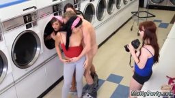 Çamaşırhanede müşterilerle toplu anal sex