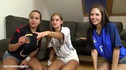 Futbol izleyen seksi kızların arasına katıldı