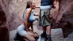 Turist çift gizlice kayalıklarda seviştiler