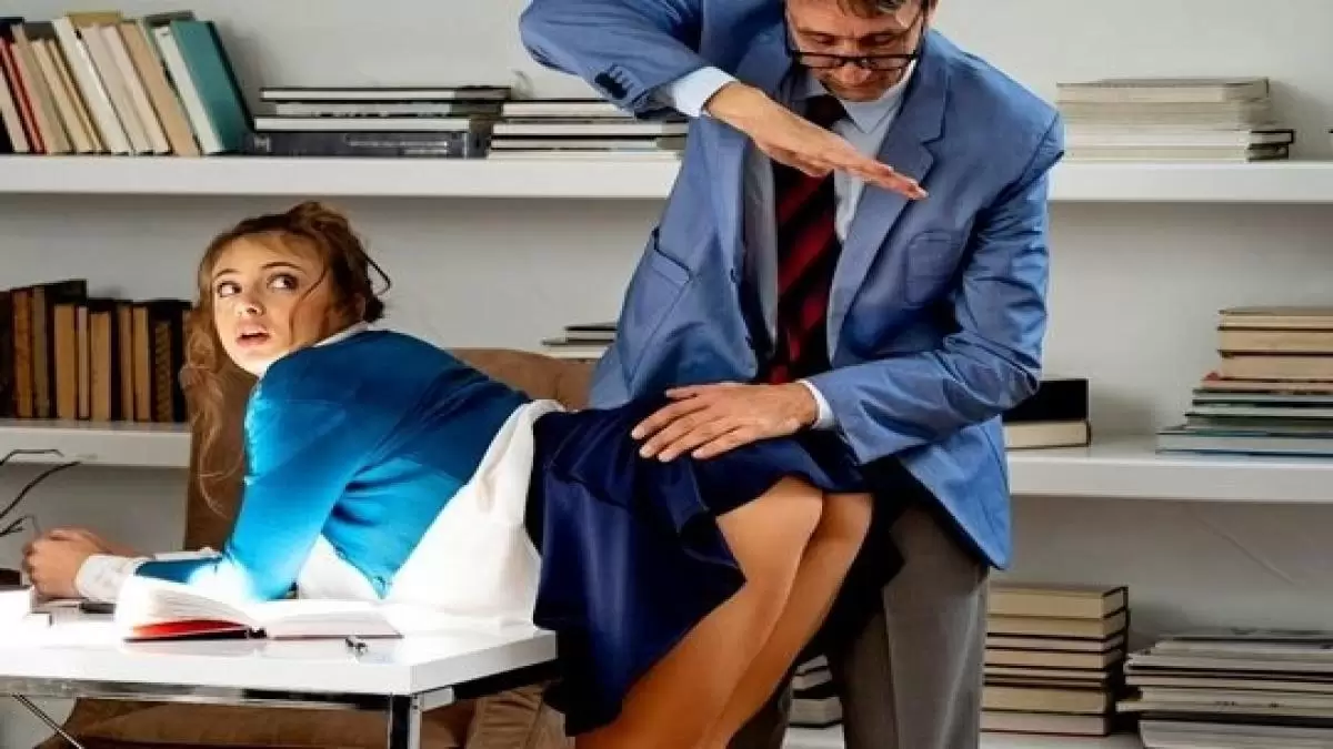 Genç Kızın Ufak Deliği Ofisin Ateşini Yükseltiyor