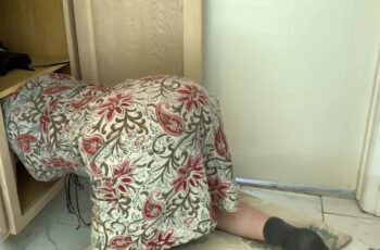 Sıkışan Köylü Kadını Eteğini Kaldırıp Beceriyor
