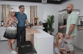 Genç kız üvey babasını komşu kadınla birlikte tatmin ediyor