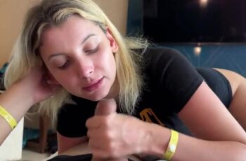 Genç Adam Otel Odasında Porno İzlerken Kız Arkadaşına Yakalandı