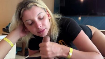 Genç Adam Otel Odasında Porno İzlerken Kız Arkadaşına Yakalandı